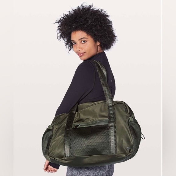 Lululemon Everywhere Duffle Bag in Green - Picture 1 of 15